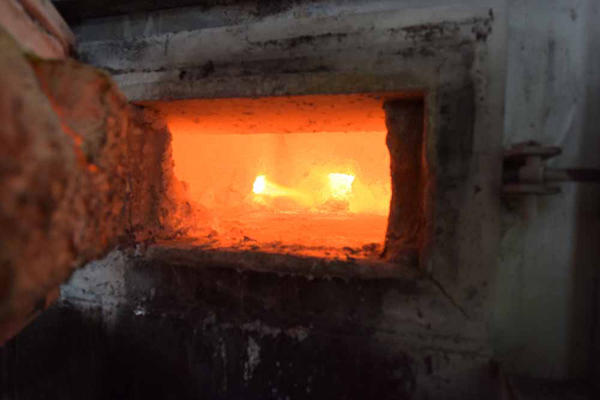 Detailed Pictures of Modern Equipment Stack Melting & Holding Furnace DCMP-4143
