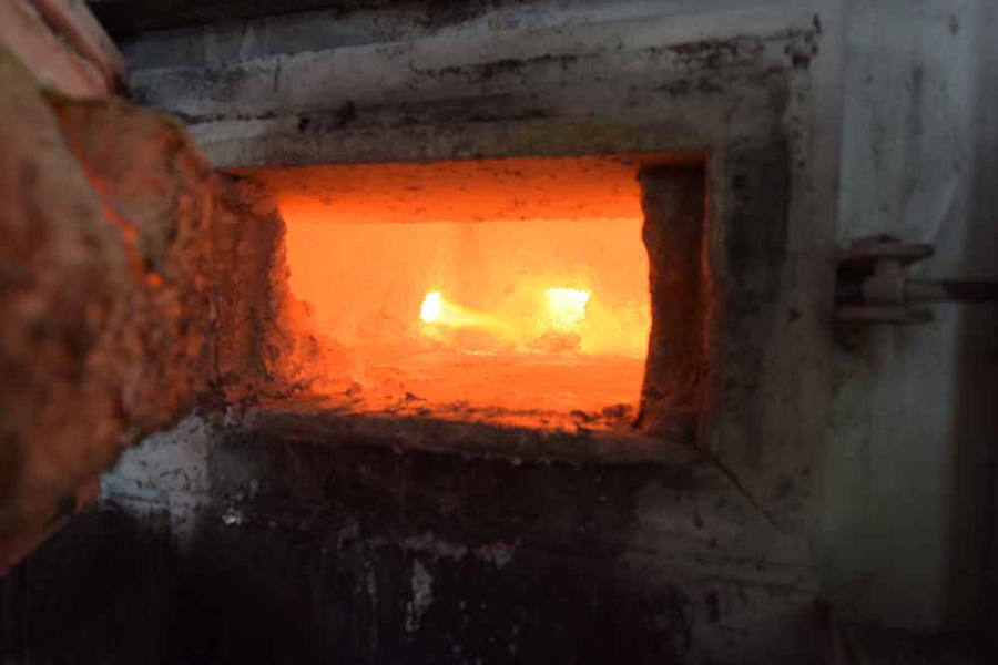Detailed Pictures of Modern Equipment Stack Melting & Holding Furnace DCMP-4143
