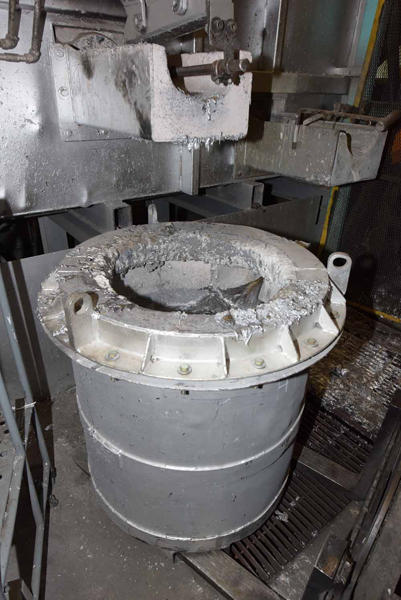 Detailed Pictures of Modern Equipment Stack Melting & Holding Furnace DCMP-4143