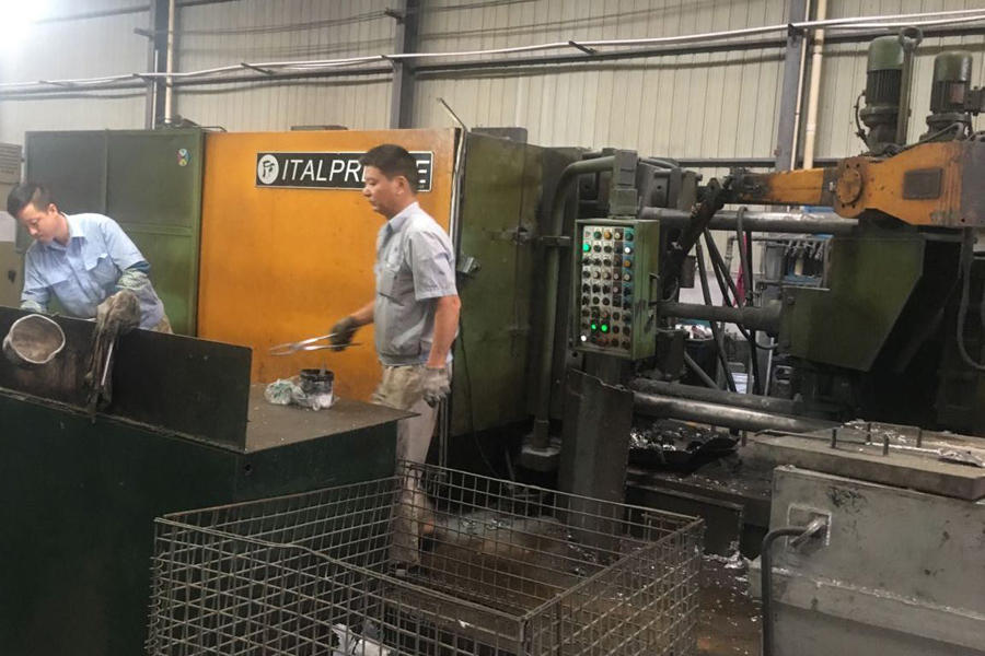 Detailed Pictures of Italpresse Cold Chamber Die Casting Machine DCMP-4380