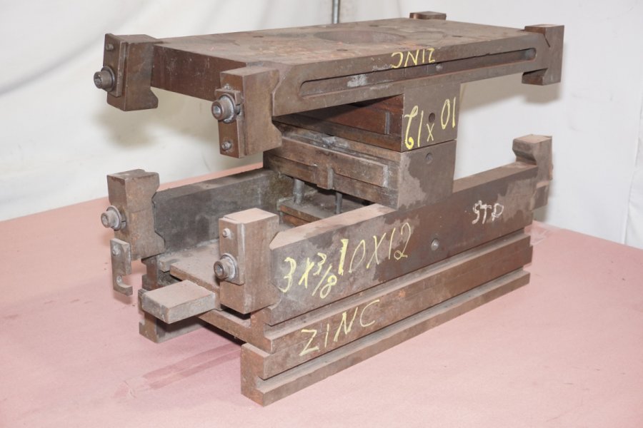 Detailed Pictures of DME Standard Duty, Double Unit, Hot Chamber Zinc master unit die holder DCMP-4720