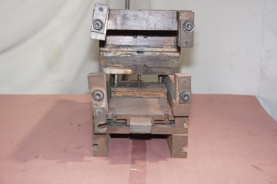Detailed Pictures of DME Standard Duty, Double Unit, Hot Chamber Zinc master unit die holder DCMP-4720