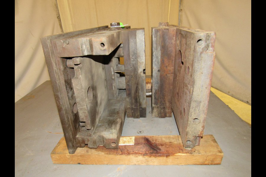 Detailed Pictures of DME Standard Duty, Double Unit, Cold Chamber Aluminum master unit die holder DCMP-4885