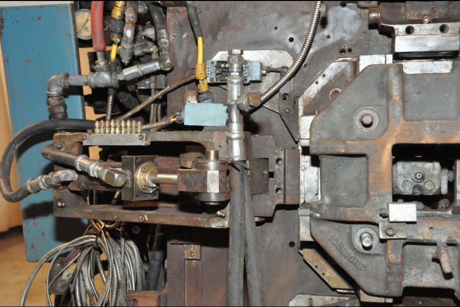 Detailed Pictures of Techmire Multi-slide Hot Chamber Miniature Die Cast Machine DCMP-4973