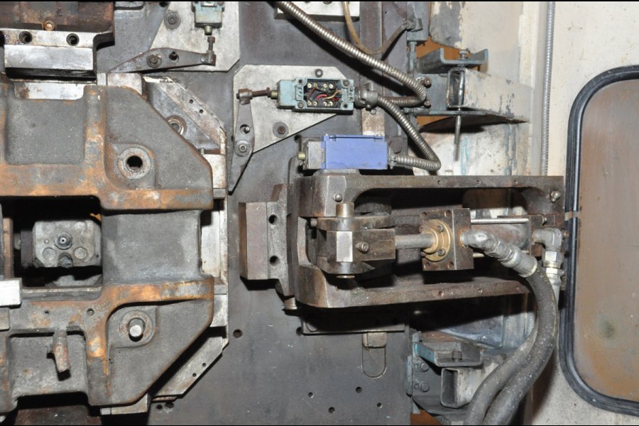 Detailed Pictures of Techmire Multi-slide Hot Chamber Miniature Die Cast Machine DCMP-4973