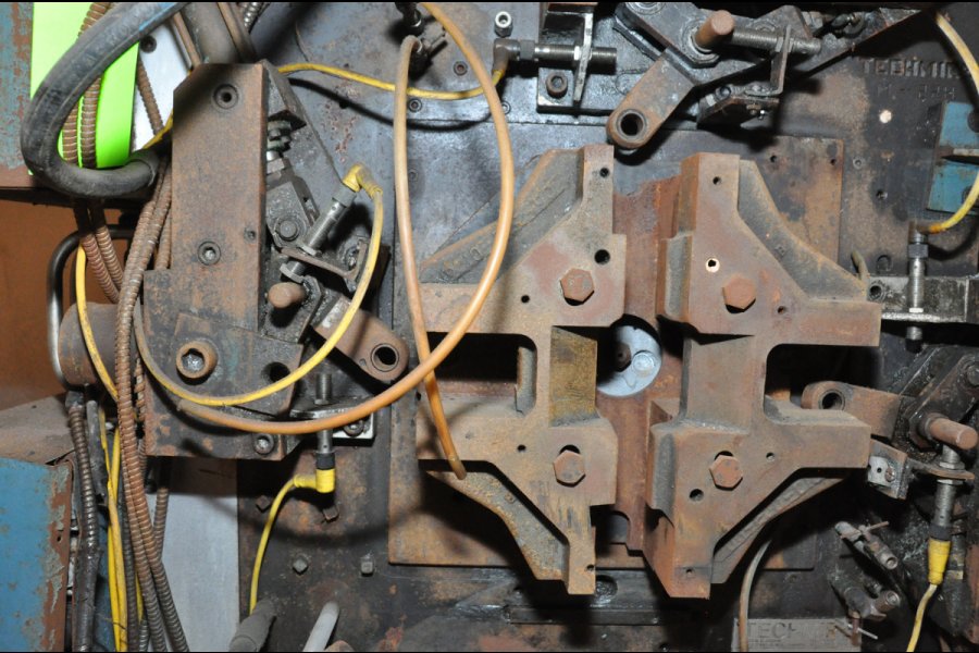Detailed Pictures of Techmire Multi-slide Hot Chamber Miniature Die Cast Machine DCMP-4975
