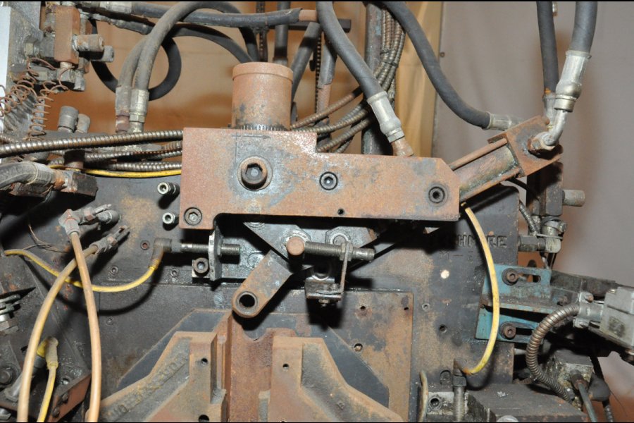 Detailed Pictures of Techmire Multi-slide Hot Chamber Miniature Die Cast Machine DCMP-4975