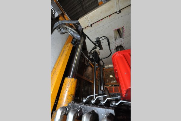 Detailed Pictures of Diesse Presse Vertical Die Cast Trimming Press DCMP-5327