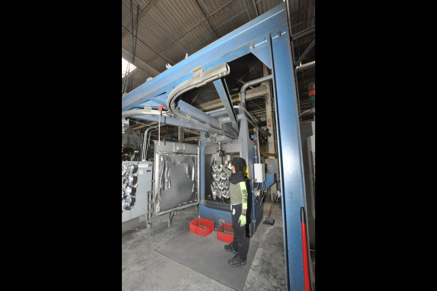 Detailed Pictures of Wheelabrator Spinner Hanger Shot Blast Machine DCMP-5357