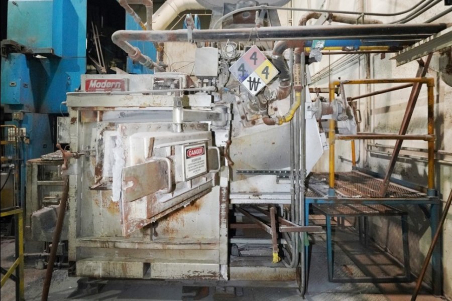 Detailed Pictures of Modern Equipment Stack Melting & Holding Furnace DCMP-5504