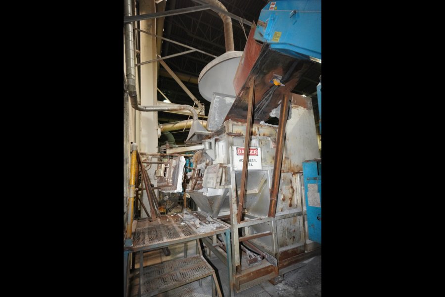 Detailed Pictures of Modern Equipment Stack Melting & Holding Furnace DCMP-5504