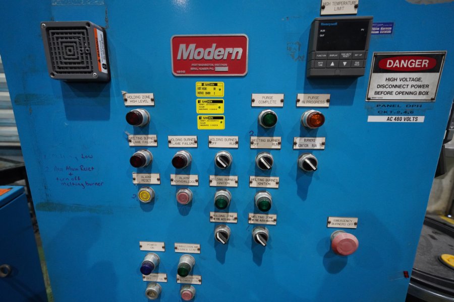 Detailed Pictures of Modern Equipment Stack Melting & Holding Furnace DCMP-5504