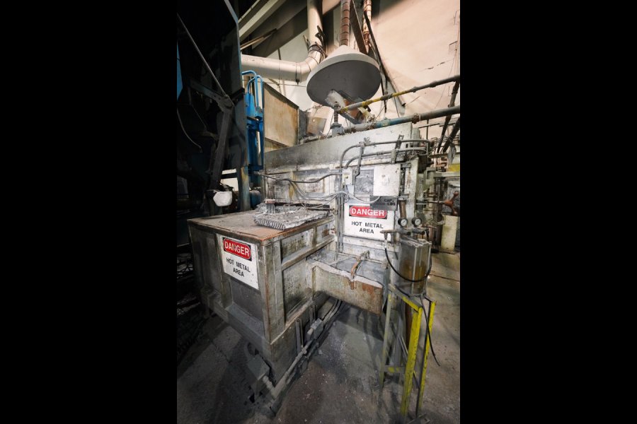 Detailed Pictures of Modern Equipment Stack Melting & Holding Furnace DCMP-5504